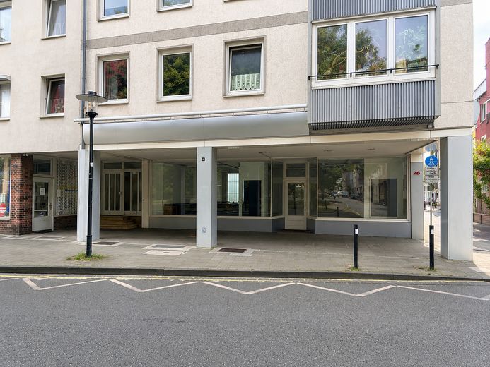 Praxis / Therapie / Massage / Büro – ca. 67 m² Erdgeschoss mit Schaufenster & Parkplatz – Straßenansicht Front 