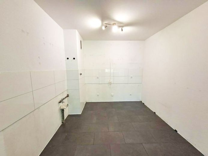 CITYHOUSE: Gepflegte 2 Zimmer Wohnung mit großem Balkon, Keller und TG Stellplatz in zentraler Lage – Moderner offener Küchenbereich