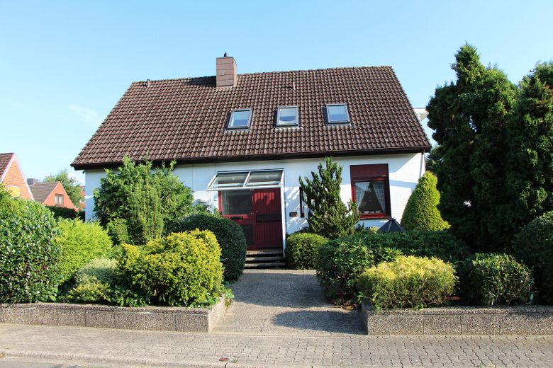 Großzügiges Einfamilienhaus mit vermietetem Obergeschoss – Foto 1