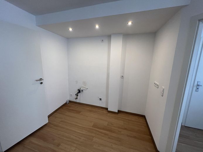 Frisch renovierte 2 Raum Wohnung im Zentrum – Küchennische im Wohnzimmer