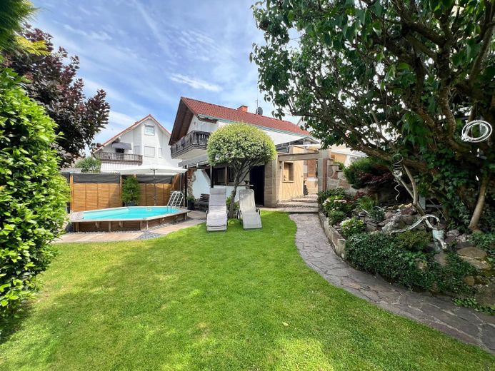 Mehrgenerationenhaus mit zwei Wohneinheiten, Garten und Pool – Garten