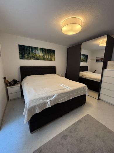 Gepflegte 2-Zimmer-Wohnung mit Balkon, Einbauküche, Stellplatz & Aufzug in Maintal-Dörnigheim – Schlafzimmer