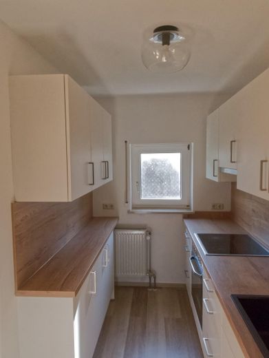 Provisionsfreie 3,5-Zimmer-Terrassenwohnung mit Einbauküche & Ausblick ins Grüne | Muggendorf – Küche 1