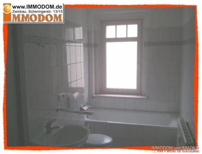 3-Zimmer-Wohnung mit BALKON und Tageslichtbad in Zwickau-Marienthal zu vermieten! – Badezimmer