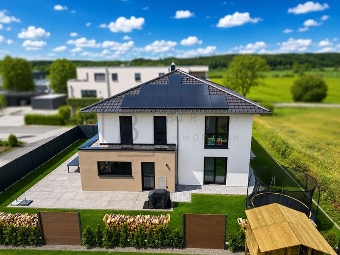 Moderne Stadtvilla mit hochwertiger Ausstattung, Smart Home &amp; PV-Anlage – Außenansicht