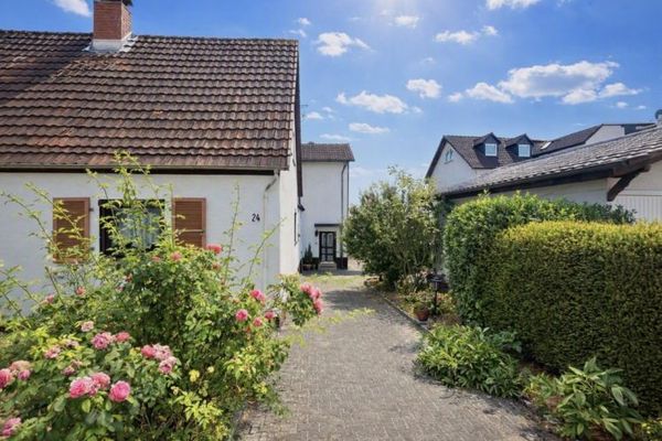Aus Alt mach WOW! 
Wiesbaden Freudenberg: EFH mit Anbau, Mega-Garten + Garage. 1.018 m² Grundstück!!