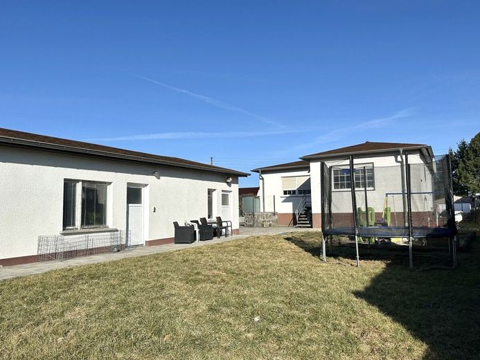 HORN IMMOBILIEN ++ Einfamilienhaus mit Nebengebäude und schönem Grundstück, ruhige Lage – Grundstück