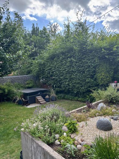 Moderne Doppelhaushälfte in Hemmingen – Garten