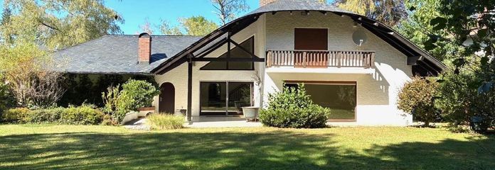 Вілла з вальмовим дахом на великій земельній ділянці – Blick vom Garten
