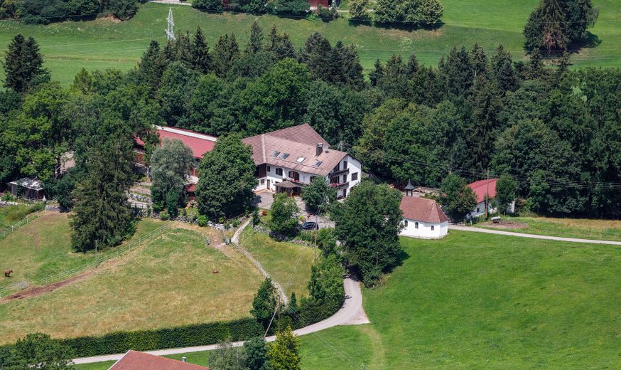 Traumimmobilie für Pferdeliebhaber im Allgäu mit Reithalle und einmaligem Alpenblick – Foto 1