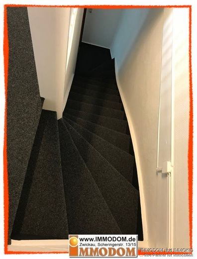 Ruhige und abgeschiedene Büro- oder Praxisräume im Dachgeschoß einer Stadtvilla zu vermieten! – Innentreppe