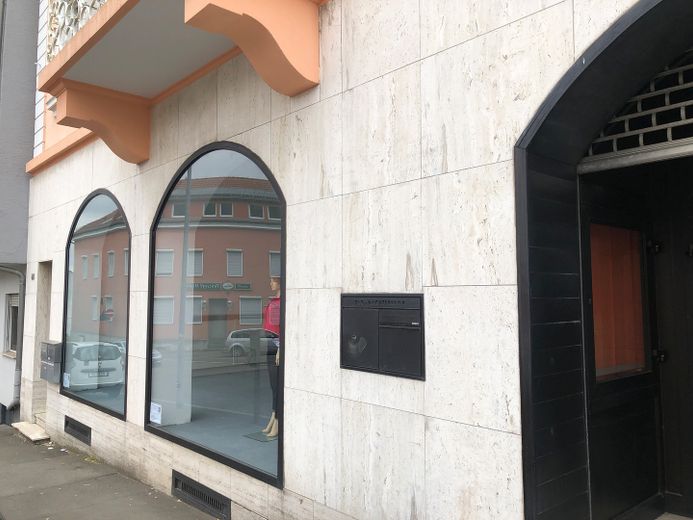 🚀 Il vostro nuovo spazio commerciale di carattere: soffitti alti, vetrine enormi e massima flessibilità! – Fenster und Eingang
