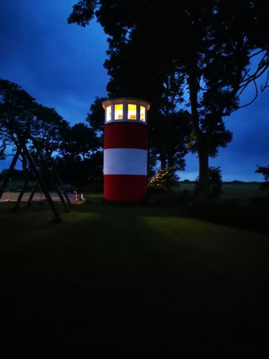 Traumhafter Resthof in absoluter Alleinlage direkt hinterm Eiderdeich mit eigenem Leuchtturm! – Leuchtturm bei Nacht