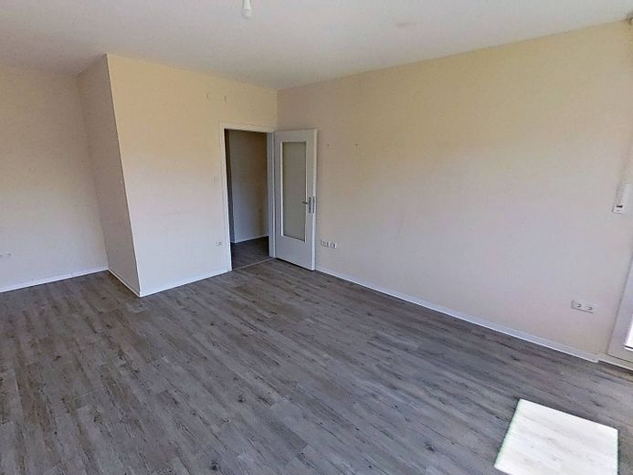 Komfortabel im Erdgeschoss: Helle 3-Zimmer-Wohnung mit Tageslichtbad (Wanne + Dusche) – Ansicht II: Wohnzimmer