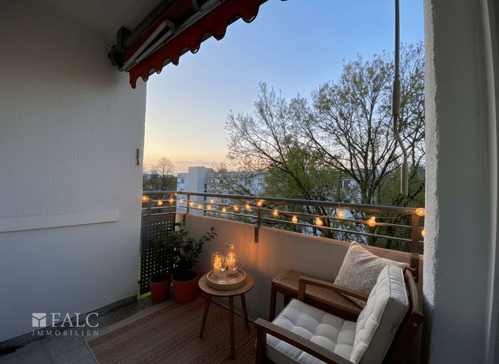 Über den Dächern von Augsburg-Hochzoll 3-Zimmer mit Ausblick – Balkon KI-generiert