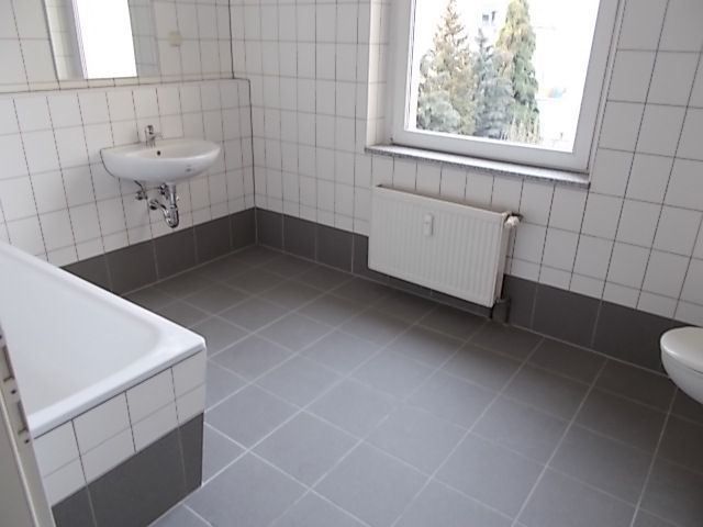 *** Großzügige WG 2-Zimmer mit Wannenbad, Einbauküche und Laminat im Zentrum *** – DSCN1057