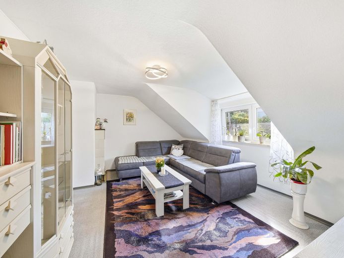 4 Zi. Wohnung, 2 Garagen + 2 Stellplätze – Wohnzimmer