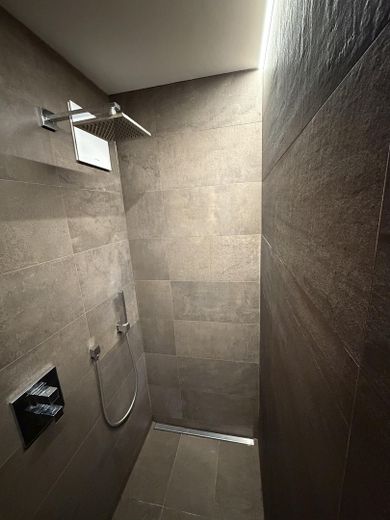 Fantástico apartamento de 2 habitaciones justo junto al Volkspark, en Prenzlauer Berg – Bodengleiche Rainshower-Dusche