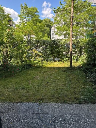 Lage, Lage, Lage! Leerstehende, provisionsfreie, renovierungsbedürftige 2-Zi-Gartenwohnung – Garten