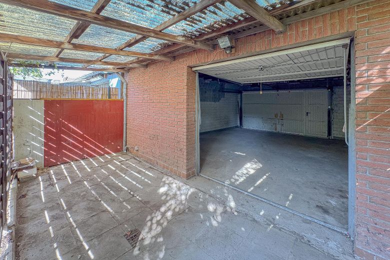 REIHENHAUS – DOPPELGARAGE – TERRASSE – GARTEN – RENOVIERUNGSBEDÜRFTIG – Lagerraum vor Doppelgarage