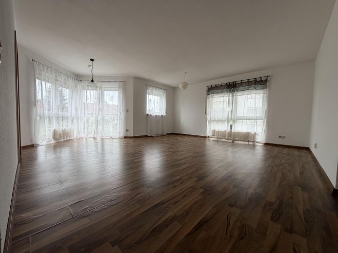 Eisenach ile Bad Salzungen arasında üst katta şık 3 odalı daire – Wohnzimmer