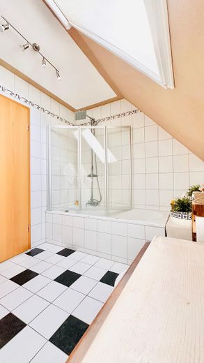 Provisionsfreie Maisonette-Wohnung mit Wohlfühlcharakter in Schwegenheim bei Speyer – Badezimmer im 2. OG