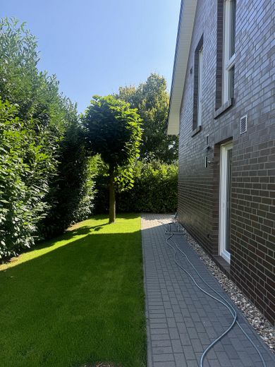 Wohlfühlpaket: Modernes, zentral gelegenes und ruhiges Einfamilienhaus! – Hinterer Gartenbereich