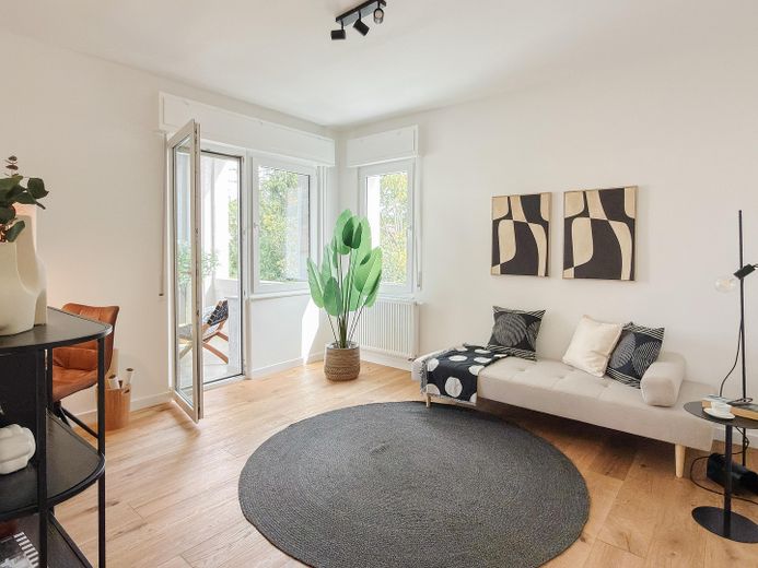 Frankfurt vor der Haustür: hochwertige 84-m²-Wohnung mit Balkon im stilvollen 3-Parteien-Haus – weiteres Zimmer mit Balkonzuga