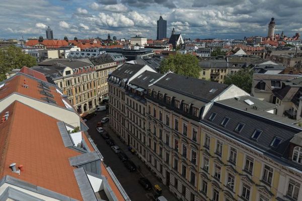 Gottschedstraße की छतों के ऊपर निवास – तुरंत उपलब्ध, 3 कमरे, छत की लॉजिया, लिफ्ट, लकड़ी का फर्श