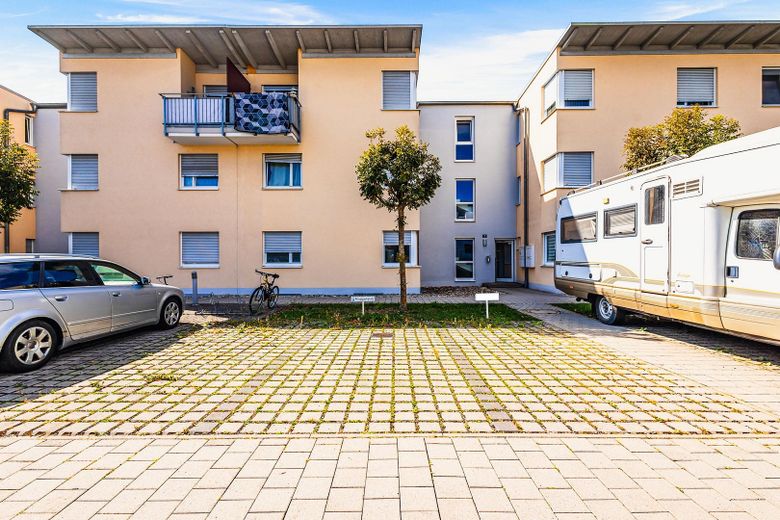 2 odalı, konforlu yaşam için - Modernize edilmiş kat mülkiyetli daire hemen taşınmaya hazır – Stellplatz und Hausansicht