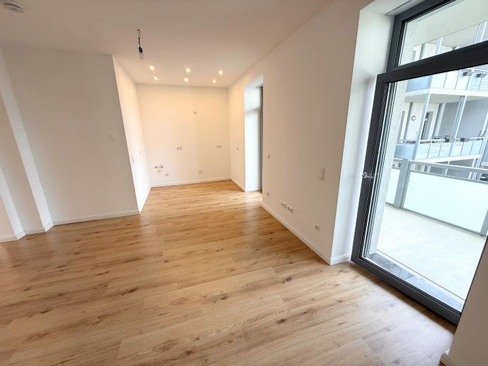 LUSSO vicino all’Elba: esclusivo appartamento di 2 locali con balcone e riscaldamento a pavimento *standard di nuova costruzione* – Wohnbereich & offene Küche