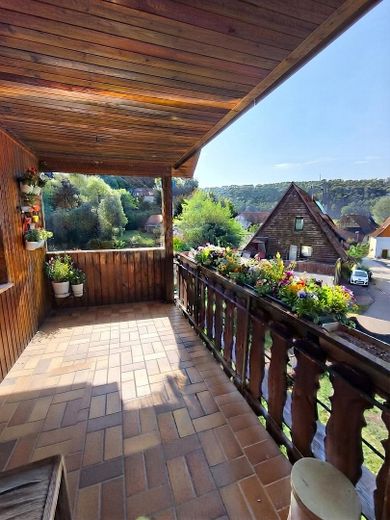 Versátil proyecto de modernización con sótano abovedado, garaje y opciones de chimenea en un entorno natural – Foto 7