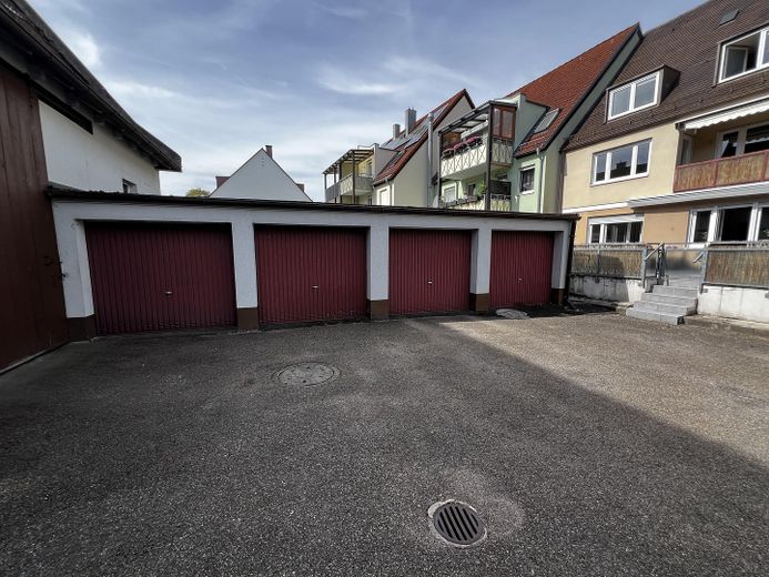 Mehrfamilienhaus in begehrter Lage mit Wertsteigerung durch Ausbaupotenzial – Garagen