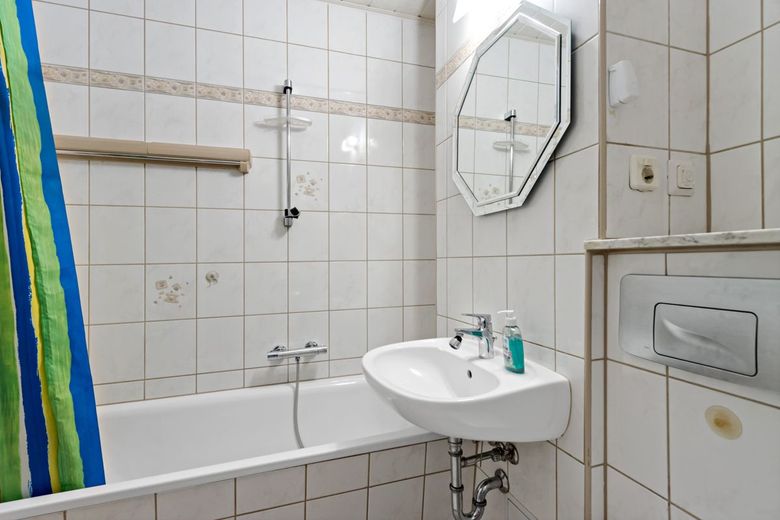 Dachgeschoss Wohnung mit Fahrstuhl und freiem Blick auf die Rennbahn in Ha-Neu! – Badezimmer