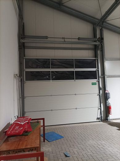 Blick in große Halle Tor seitl