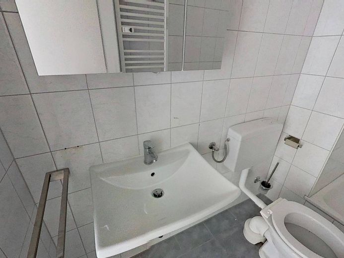 **Helles 1-Zimmer-Apartment mit Balkon im Hochparterre in Ratingen** – Ansicht II: Bad