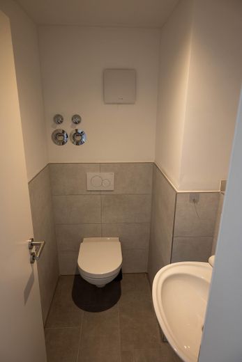 Urokliwe lokale handlowe w bezpośrednio najlepszej lokalizacji przy rynku (40 lub 80 m²) – WC mit Waschbecken