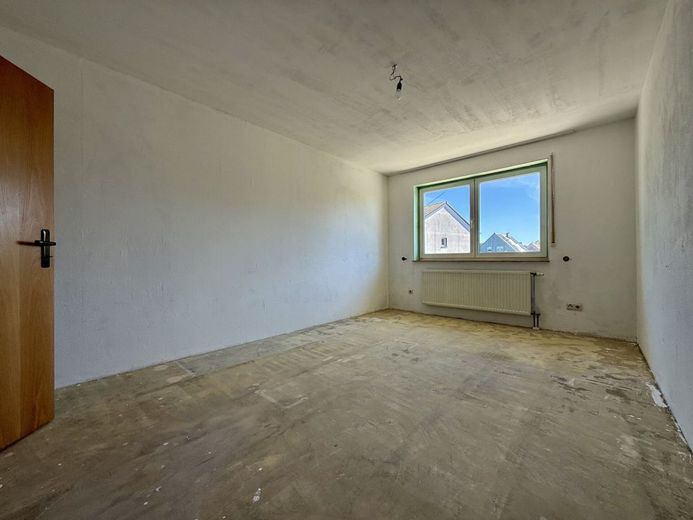 Fröndenberg-Ardey: Taghelle Eigentumswohnung mit praktischem Schnitt, zwei Balkonen und Stellplatz! – Elternschlafzimmer