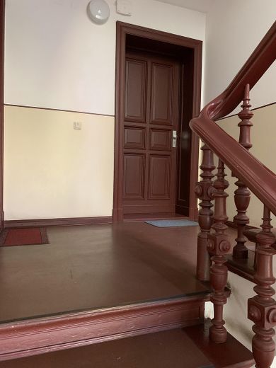 Helle 3-Zimmer-Altbauwohnung mit Einbauküche & Dachterrasse – nur 100 m zur U-/S-Bahn Neukölln – Treppen