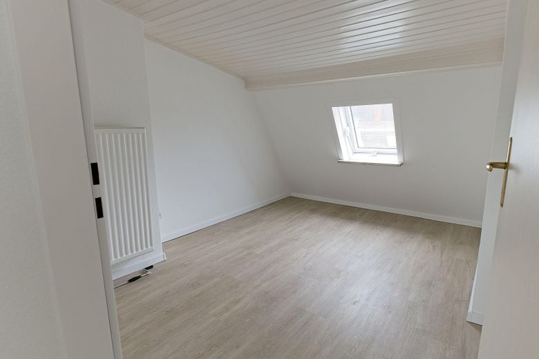 Stilvolle ruhige 3-Zi-Dachgeschosswohnung – eigene Etage, Dachbalken & Gartenmitnutzung – kleines Zimmer