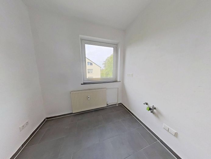 Reinkommen und Wohlfühlen: 3-Zimmer-Wohnung mit neuem Badezimmer und Balkon – Ansicht I: Küche