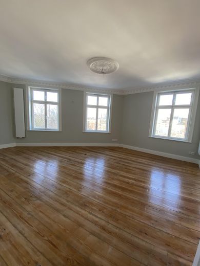 WG`s aufgepasst, Traumwohnung, 4 Zimmer Jugendstil, Top saniert, EBK, auf Zeit bis 30.April 2027 – Wohnzimmer