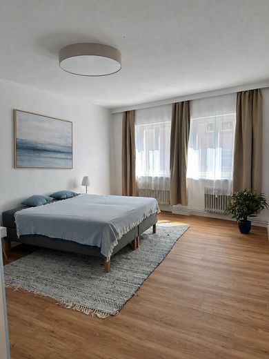 Altstadtquartier T13 - Hochwertig möblierte Altbau Wohnungen – Großes Schlafzimmer