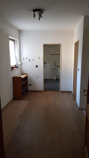 Ankleidezimmer mit Bad