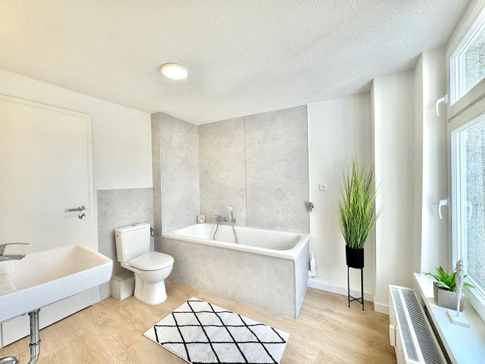 Sofort einziehen oder vermieten! Modernisierte 2-Zimmer-Wohnung in Wismars Altstadt – Vollbad
