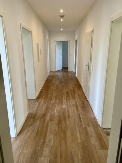 Mieszkanie 4-pokojowe | Balkon | duża kuchnia | pomieszczenie gospodarcze | miejsce parkingowe – Flur