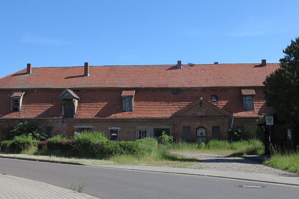 una de las últimas CASAS DE FINCA DE GRANERO conservadas (con 4-6 ha de terreno natural)