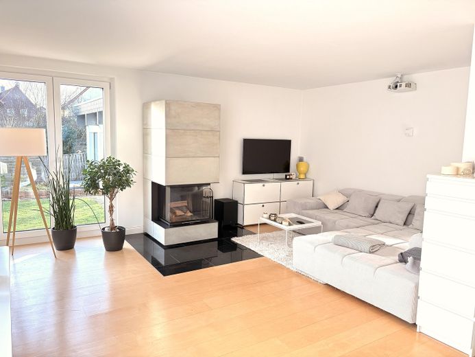 Eklentili, şömineli, bahçeli ve teraslı modern müstakil ev - 260 m²'ye kadar yaşam alanı – Wohnzimmer