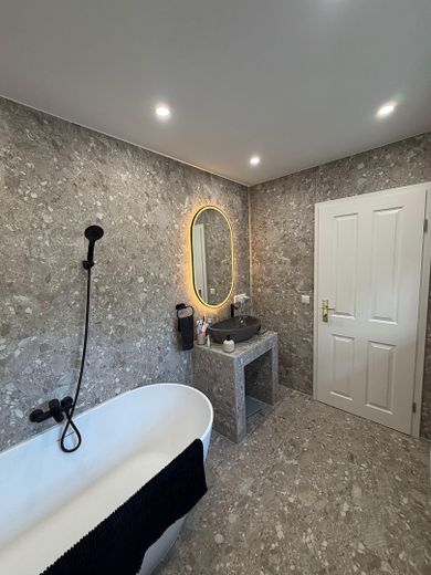 CHARMANTE & NEU RENOVIERTE WOHNUNG IN ALTEM KLOSTER // Kempten – Badezimmer