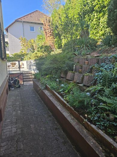 Stattliches Anwesen – Garten hinterm Haus